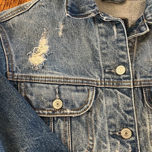 NWOT CROPPED ABERCROMBIE AND FITCH CROP JEAN JACKET - SIZE XS - Picture 7 of 8